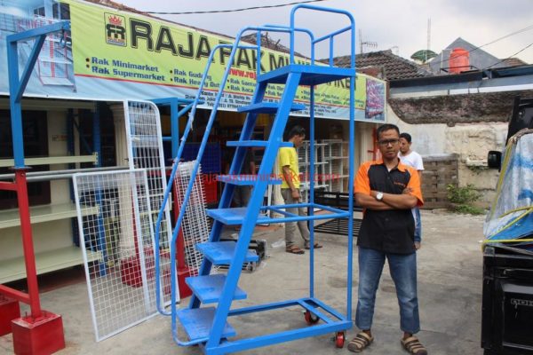TANGGA DORONG UNTUK GUDANG / SUPERMARKET TIPE TD-AZ