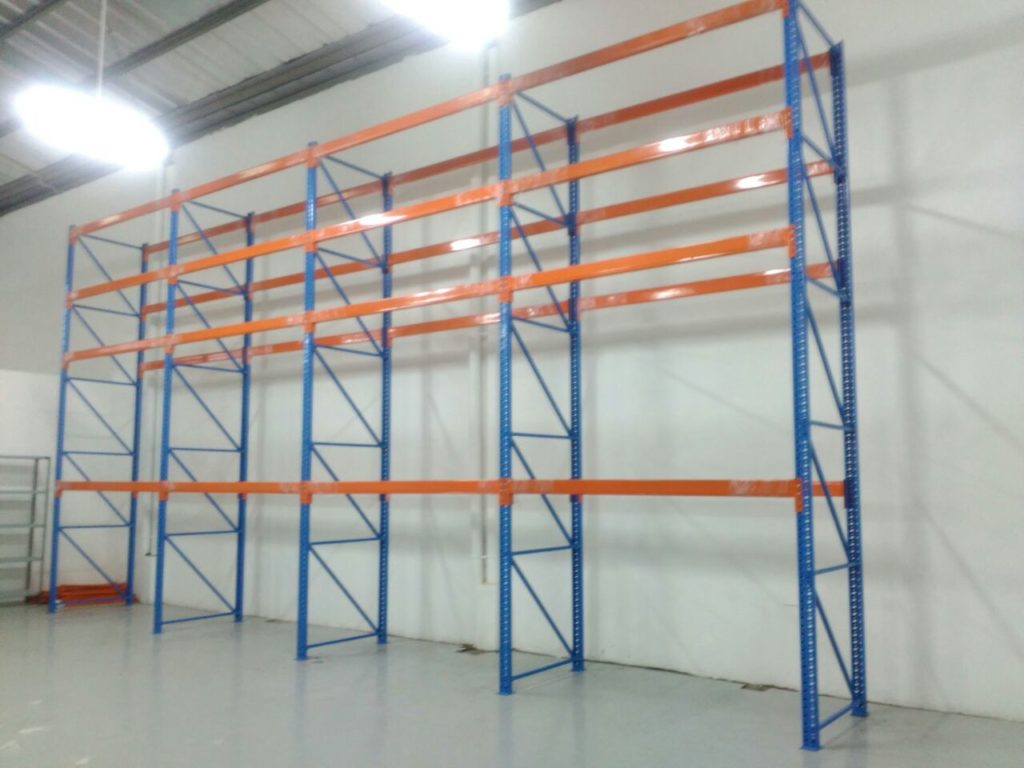 RAK PENYIMPANAN BARANG DI GUDANG INDUSTRI